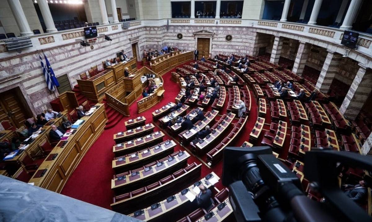 Σε υψηλούς τόνους η συζήτηση για τις Πρέσπες στη Βουλή