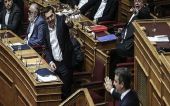 «Μετωπική» Τσίπρα-Μητσοτάκη στη Βουλή για το κοινωνικό μέρισμα (βίντεο)