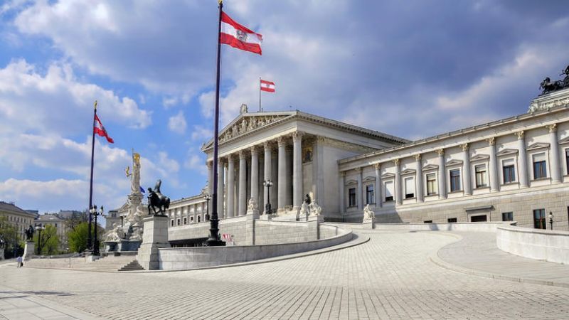 240 εκατ.κέρδισε η Βιέννη με τη βοήθεια προς την Ελλάδα
