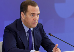 Μεντβέντεφ: Ένας πόλεμος με τη Ρωσία θα μπορούσε να καταλήξει σε σύγκρουση με όπλα μαζικής καταστροφής