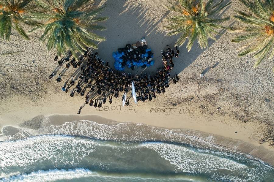 Πάνω από μισό τόνο σκουπιδιών καθάρισε η Deloitte από παραλίες