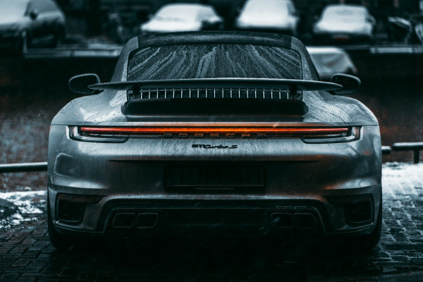 Porsche: Αλλαγή στρατηγικής και περικοπές από φθινόπωρο