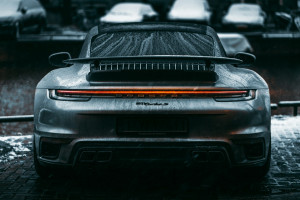 Porsche: Αλλαγή στρατηγικής και περικοπές από φθινόπωρο