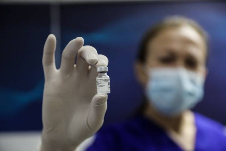 Κρίσιμα ερωτήματα για το αν χρειάζεται τρίτη δόση του εμβολίου