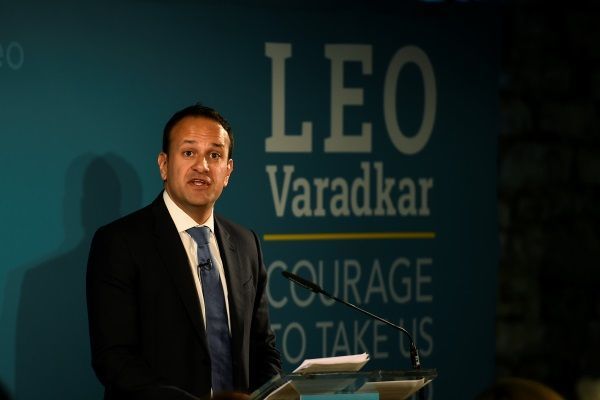 Νέος, γκέι και γιος μετανάστη ο νέος πρωθυπουργός της Ιρλανδίας