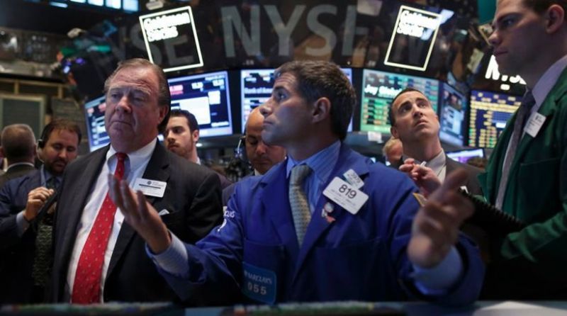 Οριακή πτώση για Dow Jones - μίνι ράλι ο χρυσός