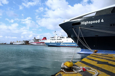Προσέκρουσε πλοίο στο λιμάνι της Αίγινας-Με ασφάλεια αποβιβάστηκαν 591 επιβάτες
