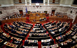 Στεγαστική κρίση ή εργολαβικά συμφέροντα; Σκληρή μάχη στη Βουλή για την κοινωνική κατοικία