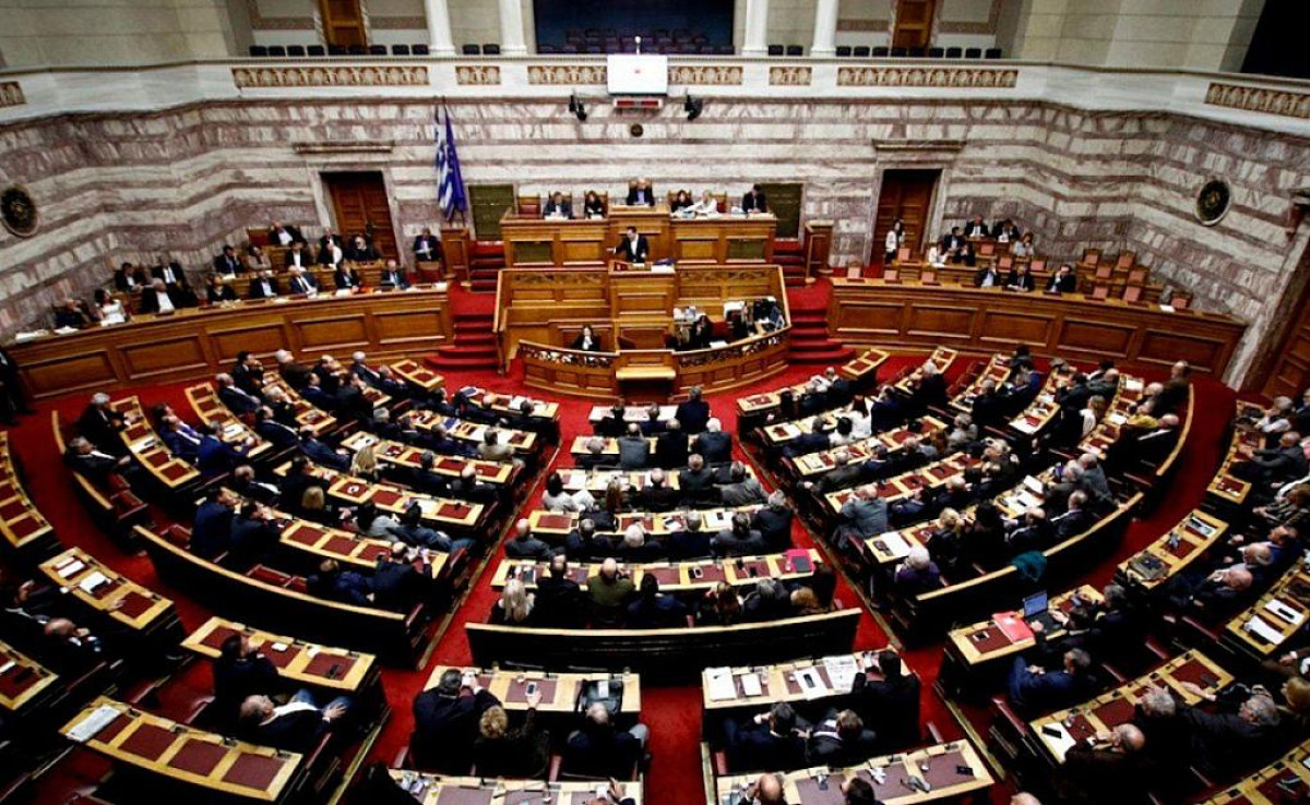 Στεγαστική κρίση ή εργολαβικά συμφέροντα; Σκληρή μάχη στη Βουλή για την κοινωνική κατοικία