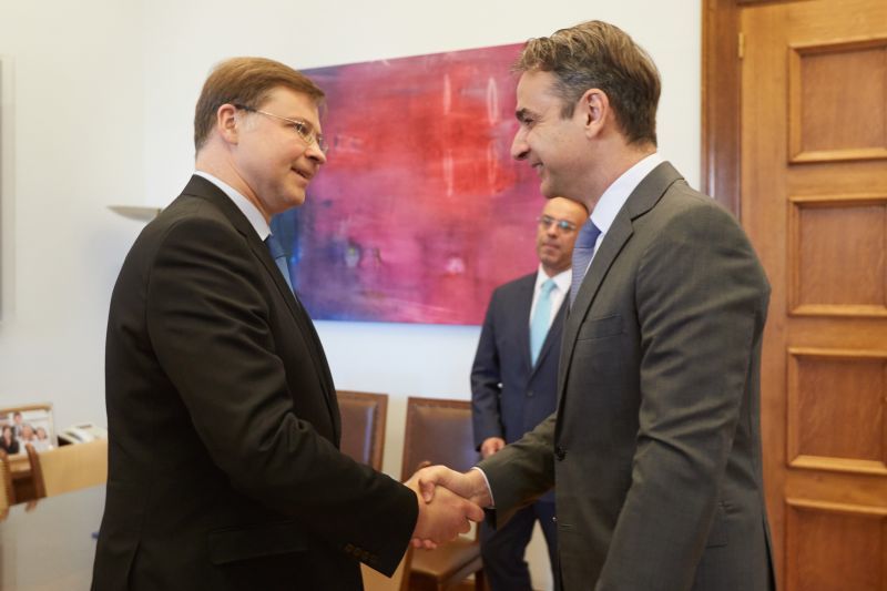 Μητσοτάκης σε Ντομπρόβσκις: Χρειάζεται δραστική παρέμβαση στο χρέος