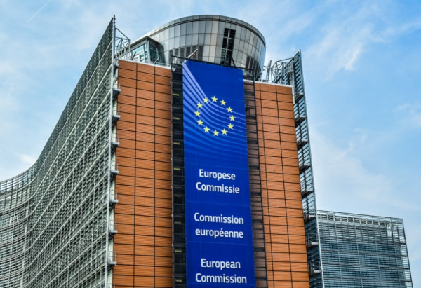 Κομισιόν: Στο Ευρωπαϊκό Δικαστήριο η Ελλάδα για ΧΥΤΑ – «Καμπανάκι» για καθυστερήσεις πληρωμών στα νοσοκομεία
