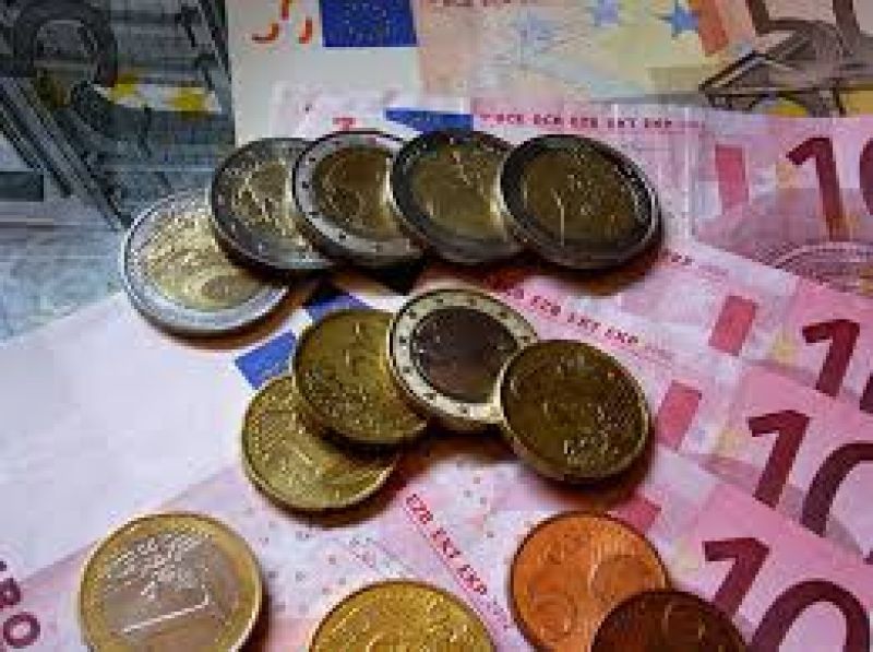 Πτώση για το ευρώ εν αναμονή της συνέντευξης Ντράγκι