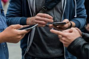 Έρευνα: Ένας στους τέσσερις νέους εθισμένος στο κινητό τηλέφωνο