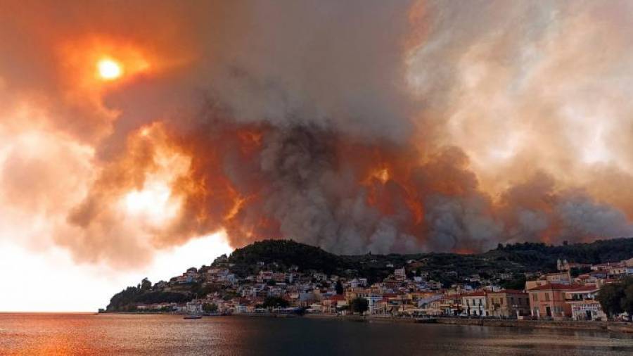 Φωτιά στην Εύβοια: Έκκληση στους κατοίκους να συγκεντρωθούν στην παραλία