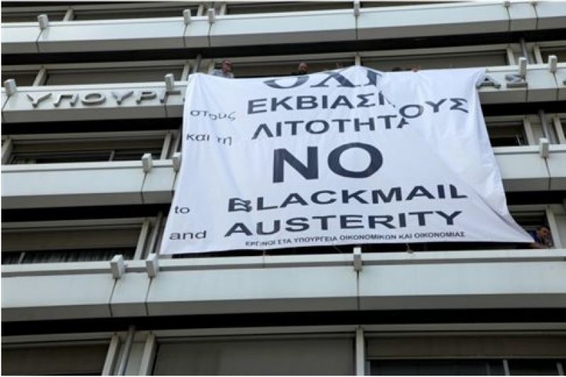 Πανό υπέρ του «όχι» στο υπουργείο Οικονομικών