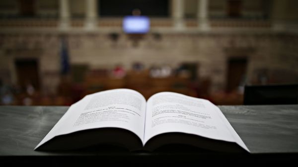 Νέο… κοστούμι, χωρίς γραβάτα