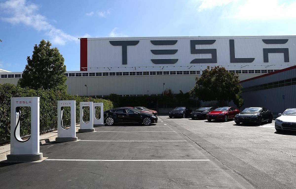Η Tesla κατηγορείται για ρατσισμό στο χώρο εργασίας
