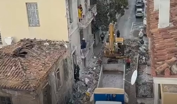 Έκρηξη στην Πλάκα: Aνασύρθηκε νεκρή μία γυναίκα, αναζητούνται ακόμη 5 άτομα