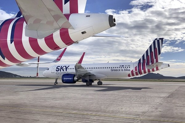 SKY express: Μεταφέρει το Άγιο Φως σε όλη την Ελλάδα
