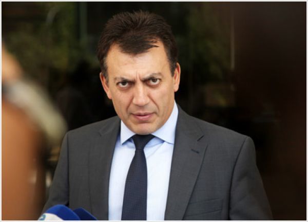 Βρούτσης: Δεν θα μειωθούν οι συντάξεις