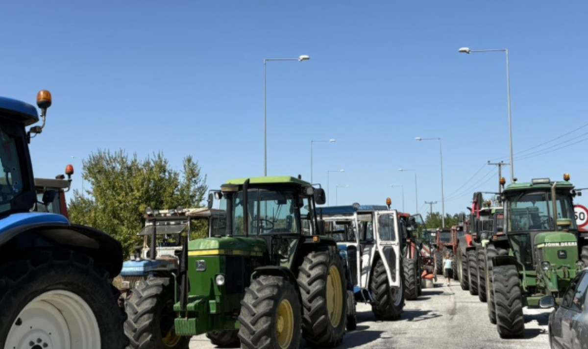 Πανθεσσαλικό αγροτικό μπλόκο στον κόμβο Ε65 της Καρδίτσας