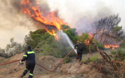 Μεγάλη πυρκαγιά στο χωριό Συκά Υπάτης- Πνέουν ισχυροί άνεμοι