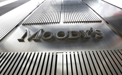Η Moody’s υποβάθμισε το outlook της Βρετανίας