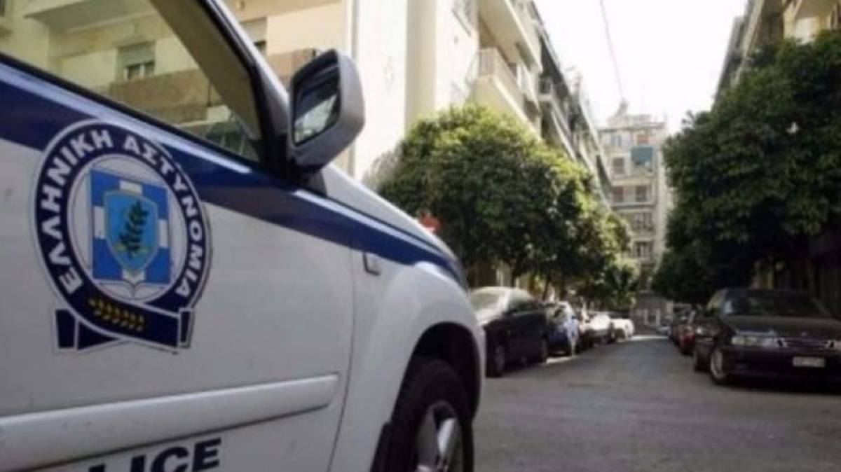 Ληστεία με εισβολή αυτοκινήτου σε κοσμηματοπωλείο στη Δάφνη