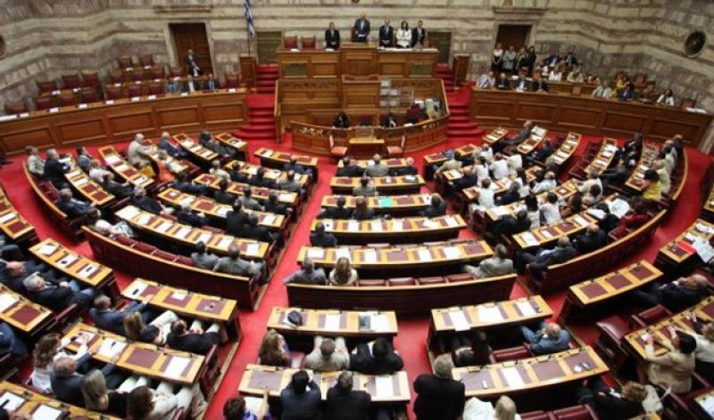 Με ηχηρές απουσίες και "δυνατά" ΟΧΙ, υπερψηφίστηκε η διάταξη για τις τηλεοπτικές ψηφιακές άδειες