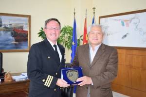 ΟΛΠ: Επίσκεψη του Διοικητή του αμερικανικού πολεμικού πλοίου USS MITSCER