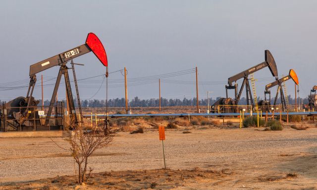Υποχωρούν οι τιμές του πετρελαίου- Ελπίδες για αποθέματα και ζήτηση
