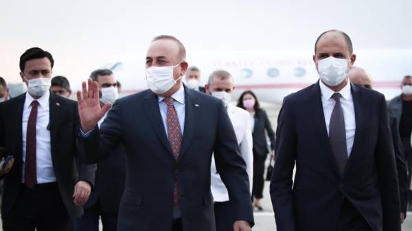 Ο Τσαβούσογλου... ποστάρει από τα Βαρώσια
