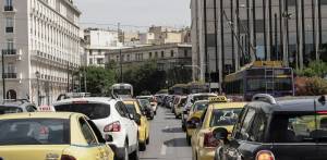 Αττική: Στα ίδια επίπεδα με πέρυσι η κίνηση στους δρόμους
