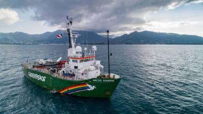 Η Greenpeace εμποδίζει τη μεταφόρτωση ρωσικού πετρελαίου στη Δανία