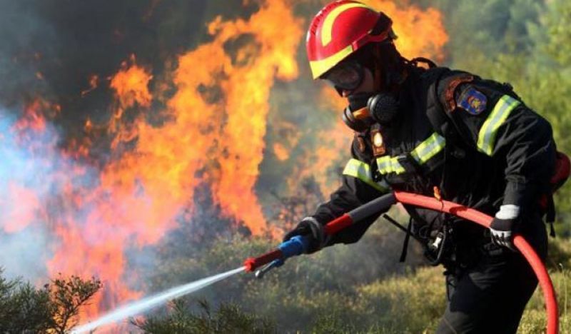 Ξυλόκαστρο: «Συναγερμός» στην Πυροσβεστική-Μαίνεται το πύρινο μέτωπο