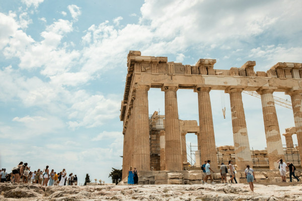 Τουρισμός: «Άλμα» 14,8% των ταξιδιωτικών εισπράξεων στο εξάμηνο – Ο «χάρτης» των εσόδων