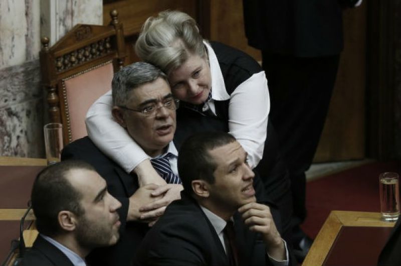Χρυσή Αυγή: Άρση κατ' οίκον περιορισμού για Μιχαλολιάκο-Ζαρούλια