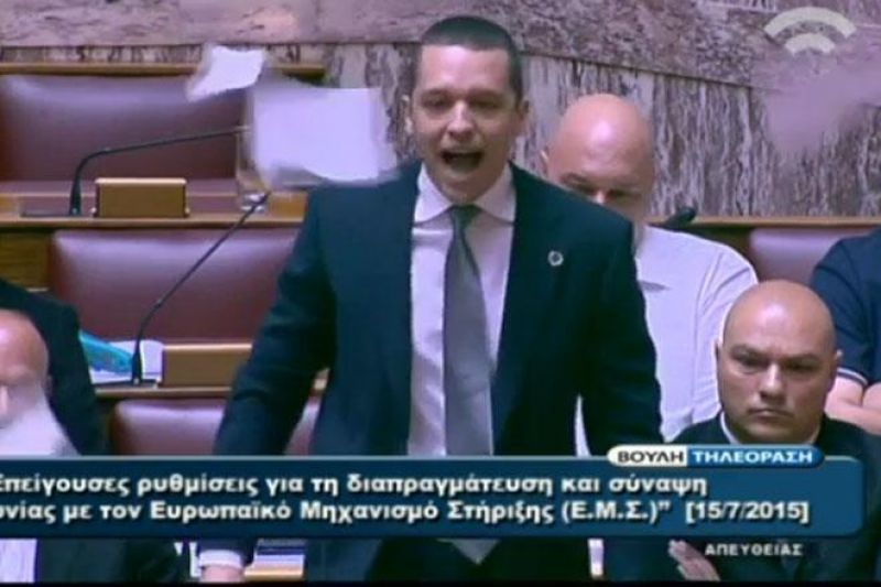 Συμφωνία-Χρυσή Αυγή: Ο Κασιδιάρης έσκισε το μνημόνιο (video)