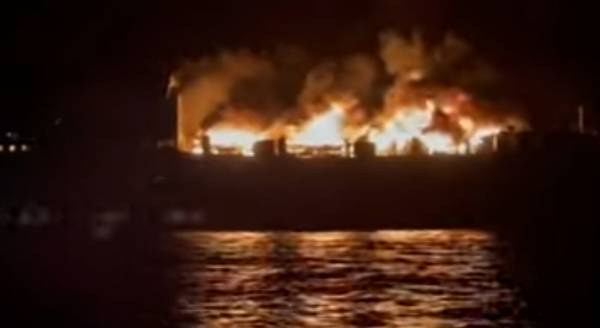 Ηγουμενίτσα: Στις φλόγες πλοίο με 288 επιβαίνοντες -Εγκατέλειψαν με λέμβους