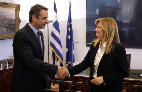 Η Φώφη υποδέχεται και τον Κυριάκο (;) στο συνέδριο της ΔΗΣΥ...