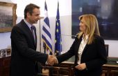 Η Φώφη υποδέχεται και τον Κυριάκο (;) στο συνέδριο της ΔΗΣΥ...