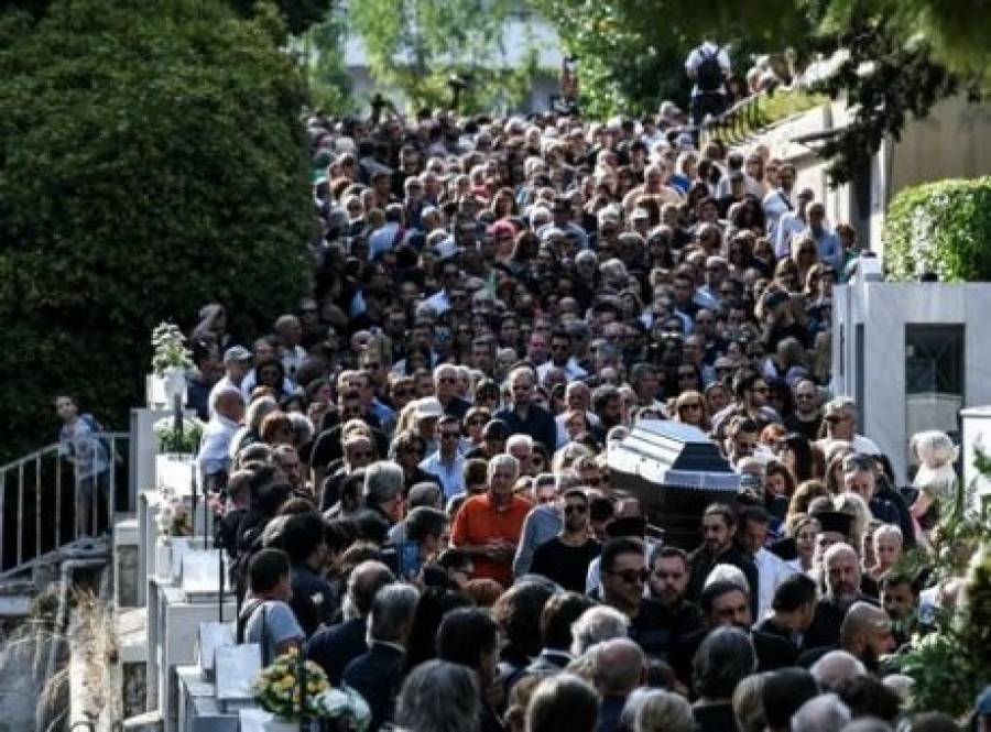 Πλήθος κόσμου στο τελευταίο «αντίο» στον Λαυρέντη Μαχαιρίτσα
