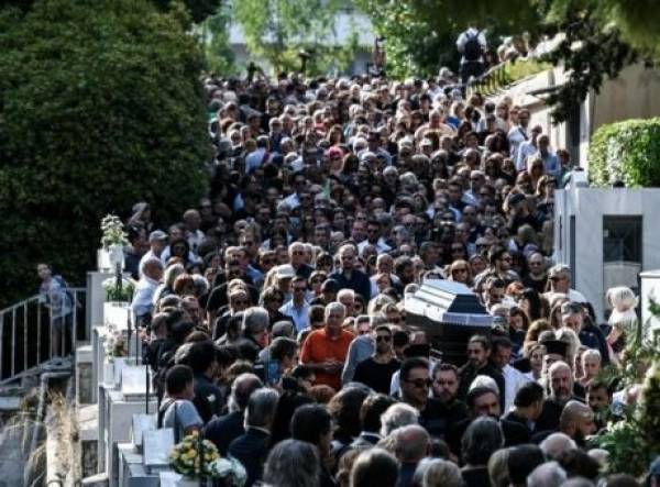 Πλήθος κόσμου στο τελευταίο «αντίο» στον Λαυρέντη Μαχαιρίτσα