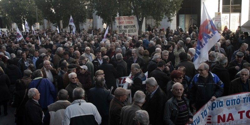 Επεισόδια στην πορεία του ΠΑΜΕ στο Μέγαρο Μαξίμου
