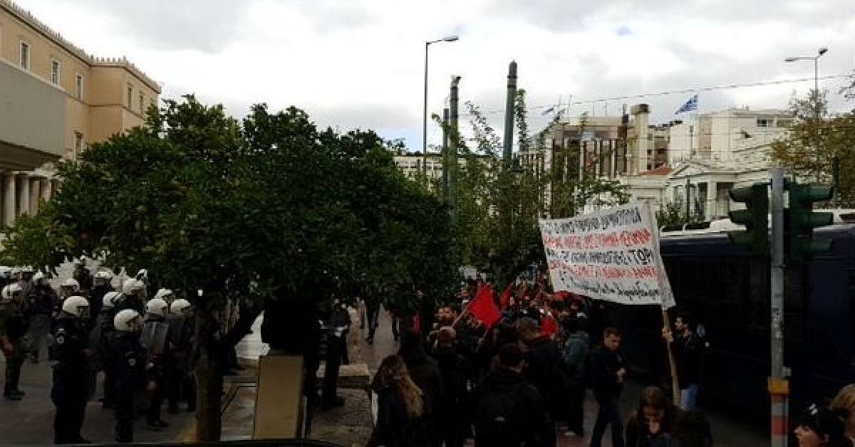 Σφοδρές συγκρούσεις φοιτητών - ΜΑΤ έξω από τη Βουλή