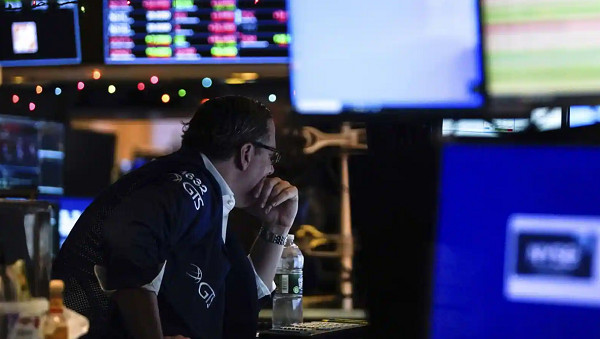 Σε κλοιό ρευστοποιήσεων παραμένει η Wall Street
