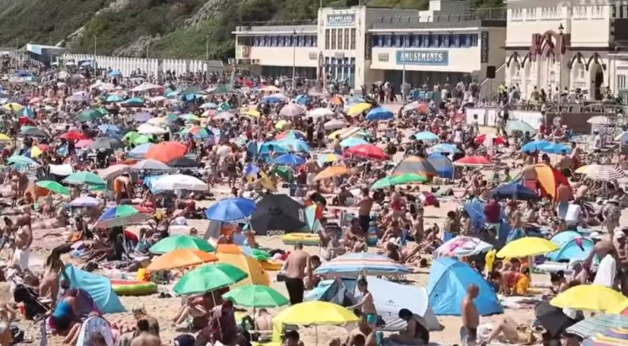 Το αδιαχώρητο σε βρετανικές παραλίες λόγω καύσωνα- Έπεσαν πρόστιμα (video)