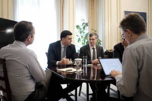 Τηλεδιάσκεψη Μητσοτάκη, Χαρδαλιά, Τσιόδρα: Ψυχραιμία και... λουκέτα