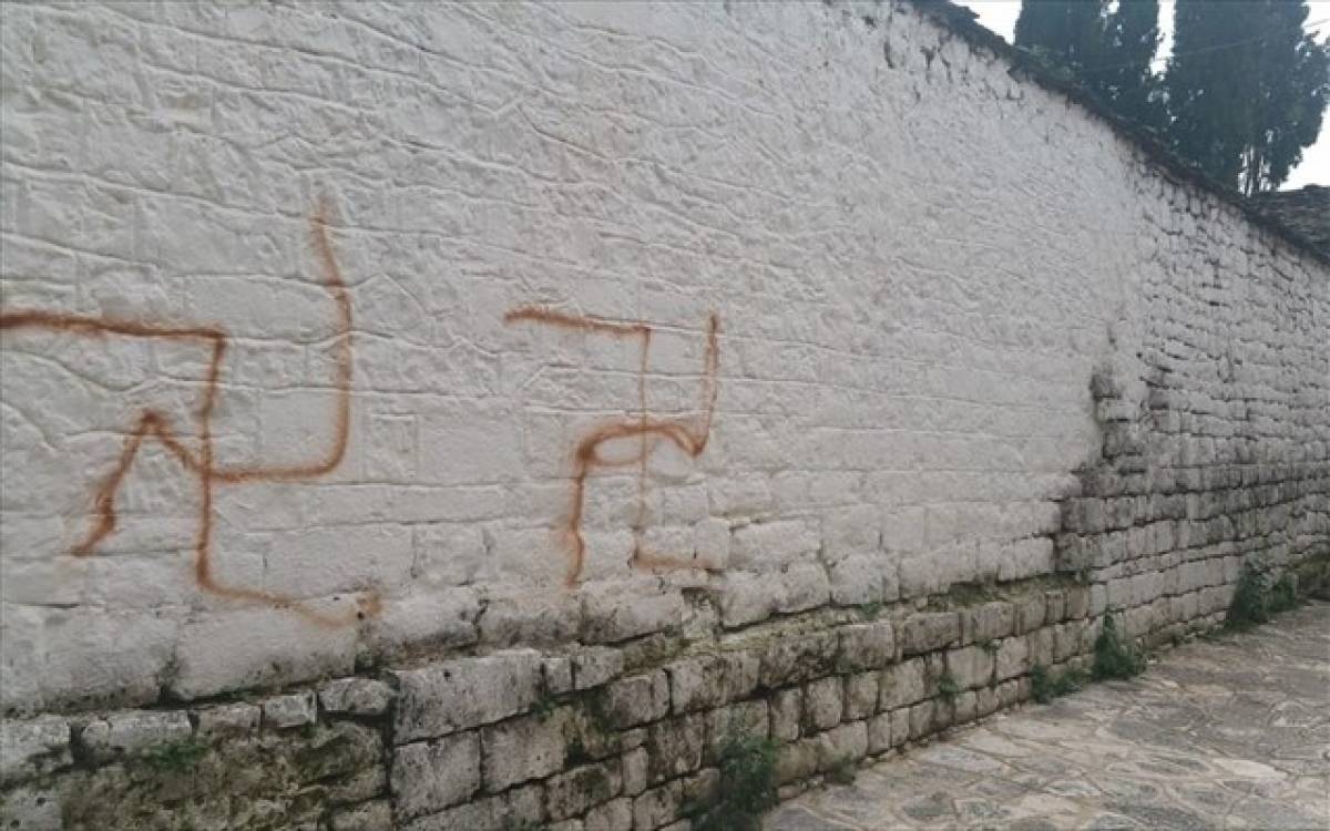 Αγανάκτηση για τα αντισημιτικά συνθήματα στη Συναγωγή Τρικάλων