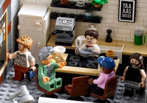 Lego: Η εταιρεία κατηγορείται από σχεδιαστή για αντιγραφή σε φιγούρα του σόου «Queer Eye»